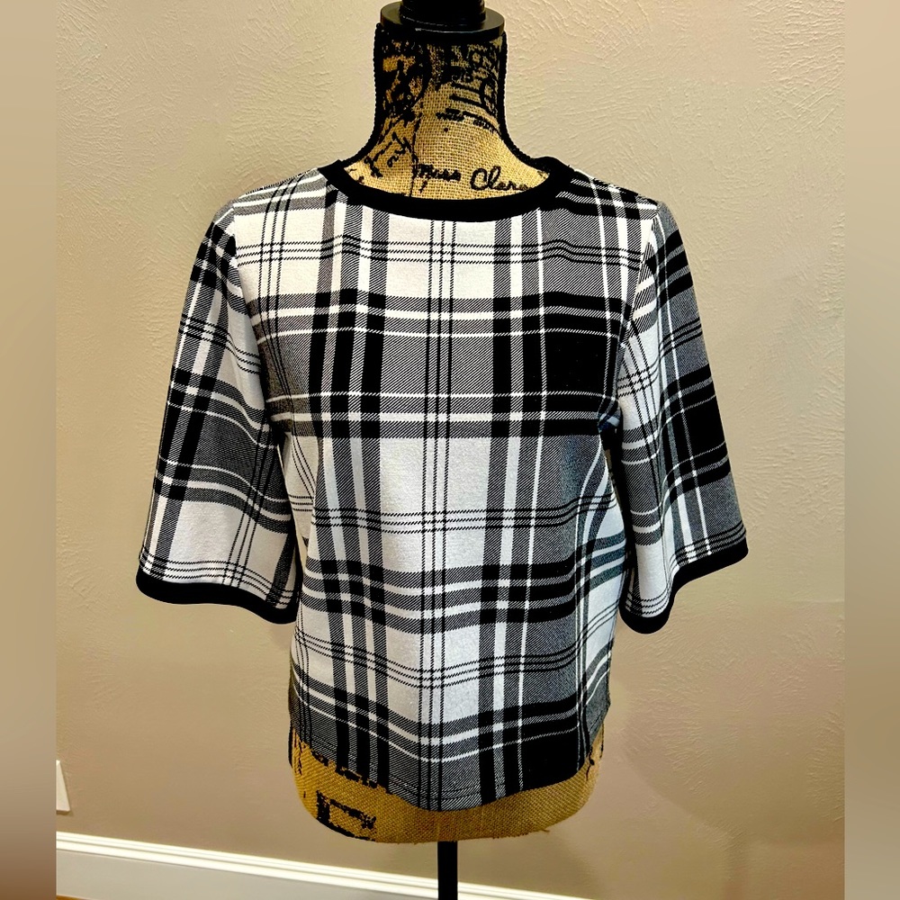 Joseph Ribkoff top. Short sleeve  black and white  size 6 174917 non smoke
